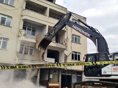 Düzce’de hasarlı binaların yıkımı sürüyor: Bakan Kurum çalışmaları yakından izledi