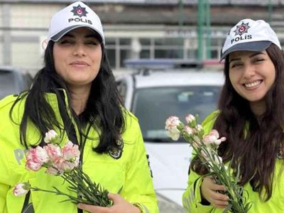 Düzce'de kadın polis ekipleri, kadın sürücülerin 8 Mart Dünya Kadınlar Günü'nü kutladı!