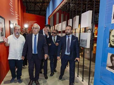 Rusya Büyükelçisi Vershinin, Nâzım Hikmet sergisine hayran kaldı