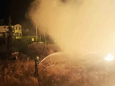 Seydikemer'de mezarlık yanı bitki atıkları alev aldı