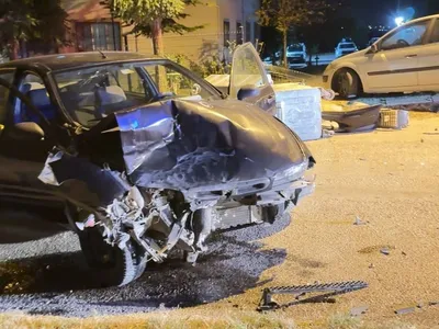 Edirne'de kontrolden çıkan otomobil çöp konteynerlerine ve başka bir araca çarptı