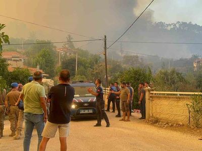 Fethiye'de yangın nedeniyle bir mahalle tahliye ediliyor