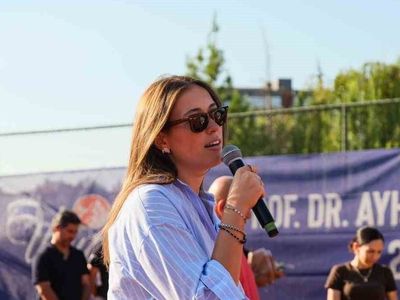 Bursa tenis tutkunları Prof. Dr. Ayhan Kızıl için korta çıktı