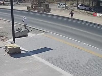 16 yaşındaki sürücünün kullandığı kamyonet yayaya çarptı: Kaza anı kamerada