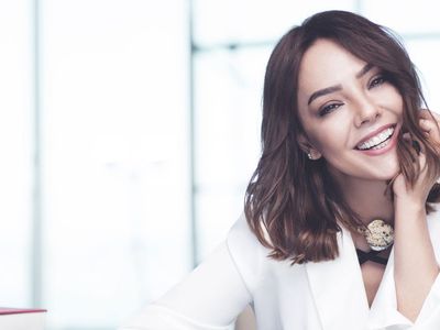 Ebru Gündeş kendisinden 20 yaş küçük sevgilisiyle fotoğrafını paylaştı