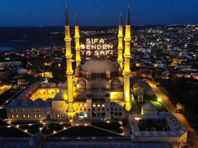 Edirne Selimiye Camii'ne "Şifa Senden Ya Şafi" Yazılı Mahya Asıldı