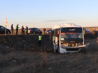Edirne'de Korkutan Kaza; Memurları Taşıyan Servis Minibüsünün Lastiği Patladı