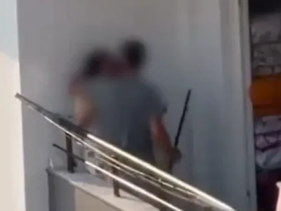 Adana'da balkonda kadına şiddet anı cep telefonu ile kaydedildi