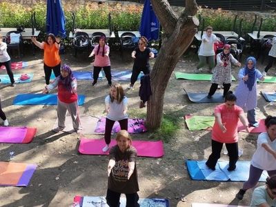 Efeler'de açık havada yoga etkinliği düzenleniyor