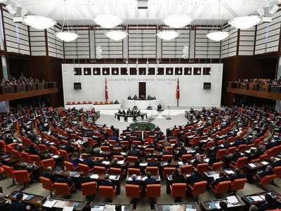 Hazine ve Maliye Bakanı'ndan Eleştirilere Yanıt: Ekonomiyi Meclis Üyeniz Burhan Şenatalar'dan Öğrendim!