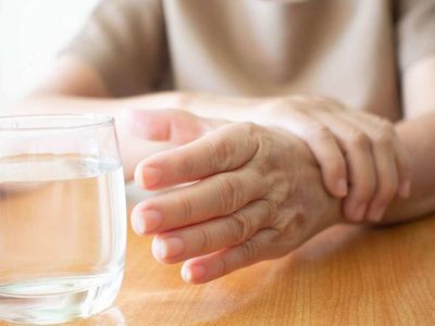 El, baş ve vücut titremesi neden olur, nasıl geçer? Titremeye iyi gelen evde doğal ve bitkisel çözüm önerileri