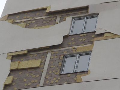 Elazığ’da Fırtına, Binaların Çatı ve Dış Yalıtımını Söktü
