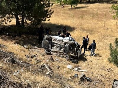 Elazığ'da Hafif Ticari Araç Devrildi: 3 Yaralı