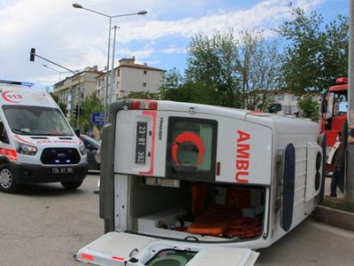 Elazığ’da Hasta Taşıyan Ambulans Kaza Yaptı: 2 Yaralı