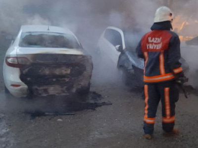 Elazığ’da Park Halindeki 3 Otomobil Alev Alev Yandı