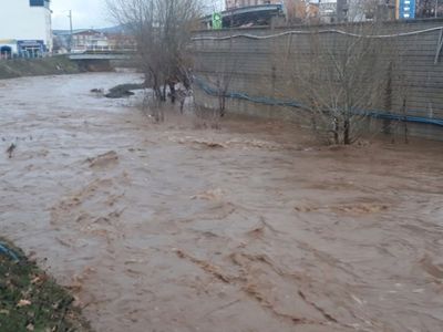 Elazığ'da şiddetli yağışlar dereleri taşırdı! Yetkililer anonsla vatandaşlara sel uyarısı yaptı