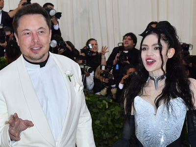 Elon Musk’ın Kız Arkadaşı Grimes’in Sırtı Görenleri Şaşırttı!