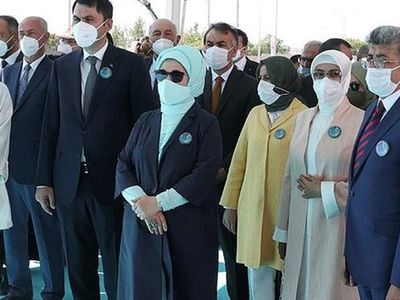 Emine Erdoğan, Bakan Kurum ile Van'daki Arıtma Tesisini Dolaştı