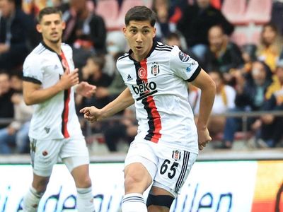 Emirhan İlkhan, Beşiktaş'ta Valerien Ismael'in kendisine güvendiğini ve bu yüzden de daha rahat oynadığını söyledi