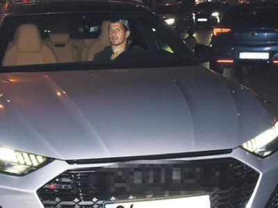 Emre Belözoğlu'nun yeni oyuncağı milyonlar değerinde! Belözoğlu'nun plakasındaki o detay gözlerden kaçmadı