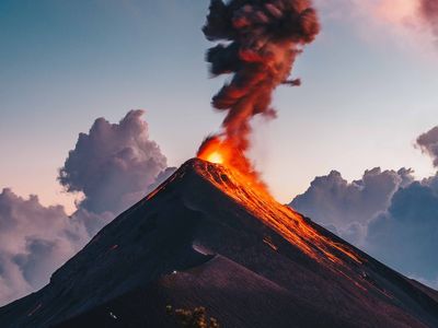 Endonezya'da Merapi Yanardağı'ndaki patlamalar nedeniyle 11 dağcı hayatını kaybetti