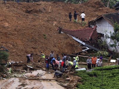 Endonezya’da toprak kayması can aldı: 14 kişi hayatını kaybetti