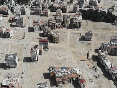 Enkaz kaldırılma çalışmaları sonrasında Hatay’da yeni meydanlar oluştu