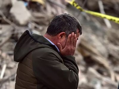 Enkaz kaldırma çalışmaları sırasında talihsiz kaza: Kanlar içinde yere yığıldı