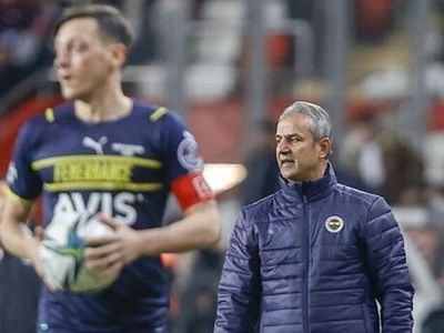 Erman Toroğlu, Fenerbahçe'de kadro dışı kalan Mesut Özil'in alınan karar nedeniyle Teknik Direktör İsmail Kartal'a küfür ettiğini açıkladı!