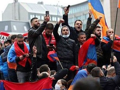 Ermenistan'da Eylemciler Sabaha Kadar Başbakan Paşinyan'ın İstifasını Bekledi