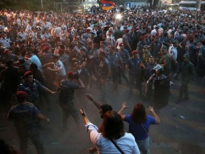 Ermenistan'da ortalık savaş alanına döndü! Paşinyan karşıtı gösterilerde gerilim artıyor