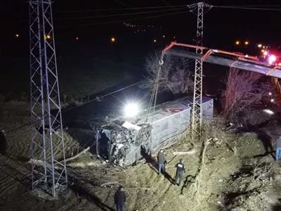 Erzincan'da korkunç kaza! Yolcu otobüsü devrildi: Ölü ve yaralılar var