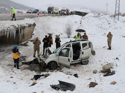 Erzincan'da trafik kazası: 1 Kişi hayatını kaybetti, çok sayıda kişi yaralandı