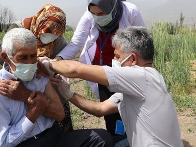 Erzincan’da Yaşayan Çiftçi Aileye Tarlada Kovid-19 Aşısı Yapıldı