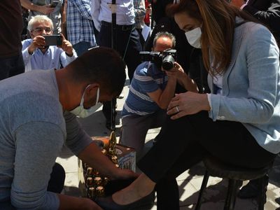 Erzurum'da 60 Kişilik Heyetle Ayakkabı Boyatma Pozu! Rezidanslar Kraliçesi Gamze İlgezdi Olmak Kolay Değil