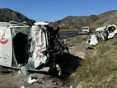Erzurum’da ambulans ile otomobil kafa kafaya çarpıştı: Çok sayıda ölü ve yaralı var