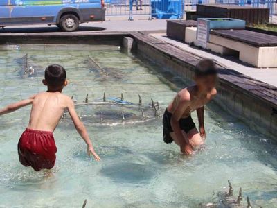 Erzurum'da çocuklar süs havuzunda serinledi
