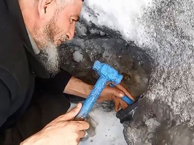 Erzurum’da Duygu Dolu Anlar: Bir Vatandaş Buzlanan Boruda Mahsur Kalan Kediyi Böyle Kurtardı