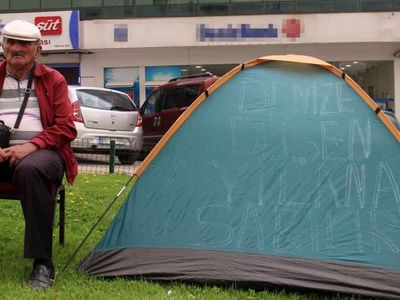Erzurum'da maaşını bankaya kaptıran yaşlı adam bankanın önünde çadır kurdu: Gece gündüz önünde bekliyor!