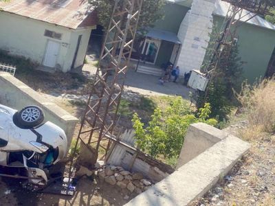 Erzurum’da otomobil 5 metreden yere çakıldı: Çok sayıda ölü ve yaralı var