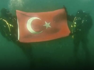 Erzurum’da SAK Timi Donmuş Gölde Türk Bayrağı Açtı