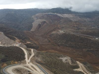 Erzincan'da toprak altında kalan işçilerin aileleri sevindirici haberi bekliyor!