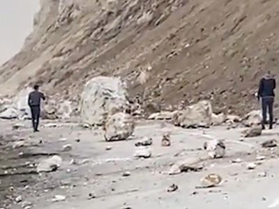 Erzurum'da Yaşanan Şiddetli Depremin Ardından Karayolunda Heyelan Meydana Geldi