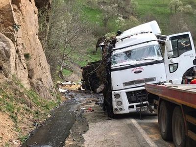 Erzurum'da Zift Dolu Tanker Devrilince Ulaşım Kapandı