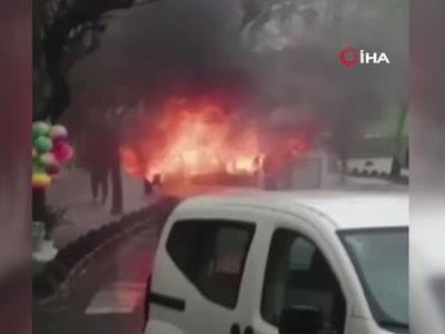 Esenler'de Park Halindeki Araç Yanarak Küle Döndü