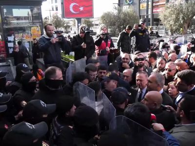 Esenyurt'ta CHP'ye bir müdahale daha: Vekiller arbedede kaldı