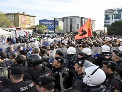 Esenyurt'ta gerilim: DEM Partili grup MHP bayrağı asılı evleri taşladı!