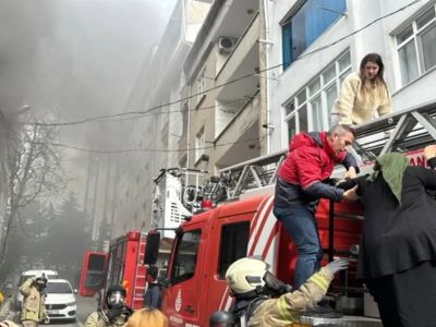 Esenyurt'ta meydana gelen yangın paniğe yol açtı: Vatandaşlar binada mahsur kaldı!