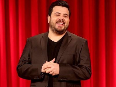 Eşi Berfu Yenenler'le Dergide Kapak Olan Eser Yenenler Kendisini Eleştiren Spiker Bilgehan Demir'i Topa Tuttu