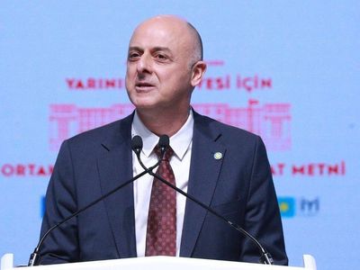 Eski İYİ Partili Ümit Özlale CHP'ye katılıyot